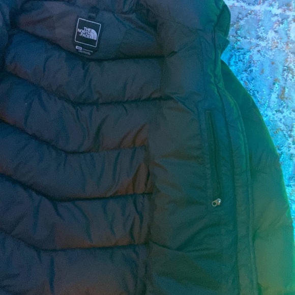 Beautiful authentic North Face Coat. Light weight with no flaws. - Picture 4 of 6